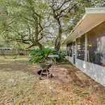 Pet-Friendly Freeport Home - 2 Mi To Beach!