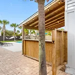 Destin Dolphin By Avantstay 2 Mins Walk To Beach W Pool Large Outdoor Entertaining Area