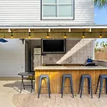 Destin Dolphin By Avantstay 2 Mins Walk To Beach W Pool Large Outdoor Entertaining Area