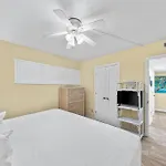 Holiday Surf And Racquet Unit 118
