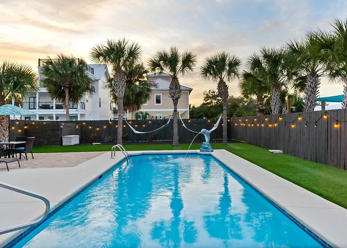 Destin Dolphin By Avantstay 2 Mins Walk To Beach W Pool Large Outdoor Entertaining Area