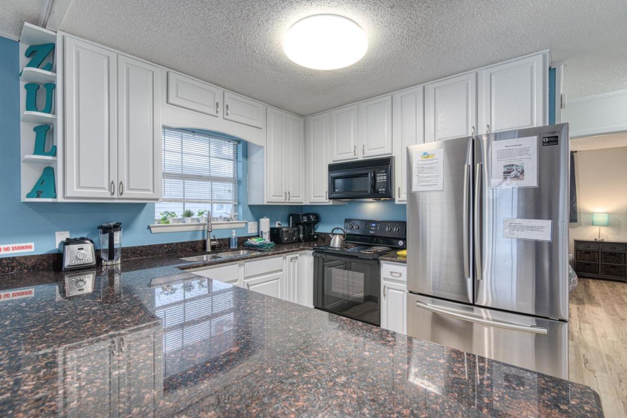 Holiday home Zula Dreams: Beachfront Pet-friendly Retreat With Heated Pool Destin