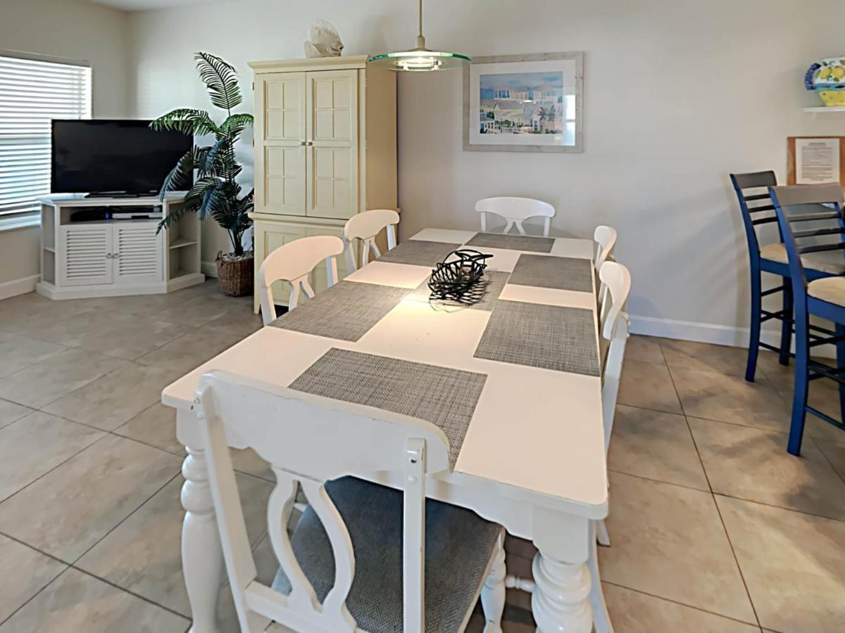 Apartment Pavilion Palms #105b