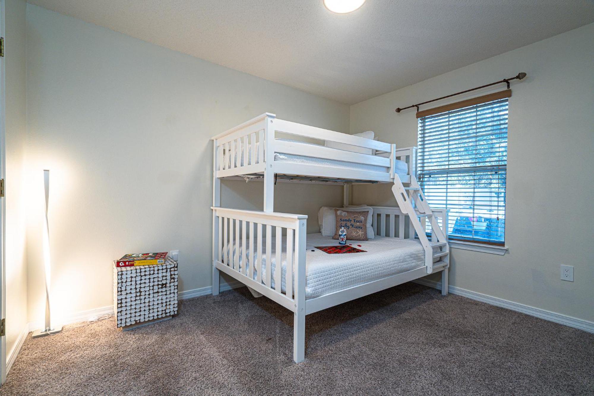 Heated Pool And Golf Cart, Walk To Beach! Best Deal! Holiday home *
