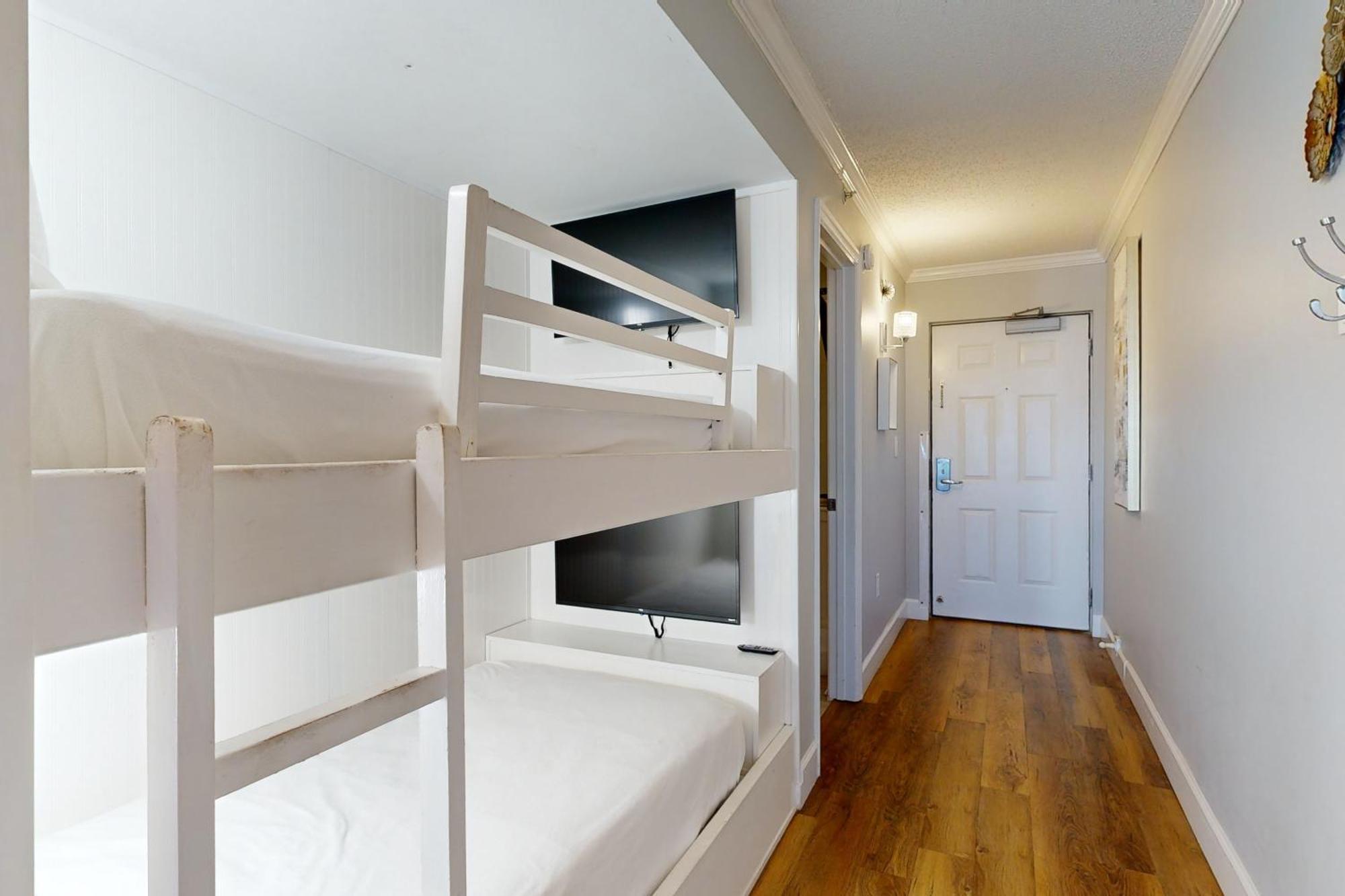 Pelican 304 Apartment