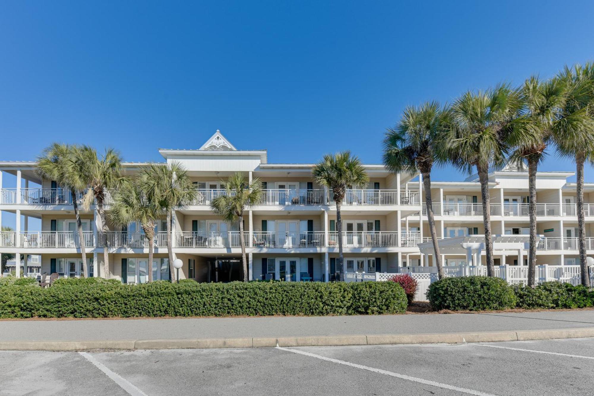 Apartment Lovely With Pool Access Walk To Beach!