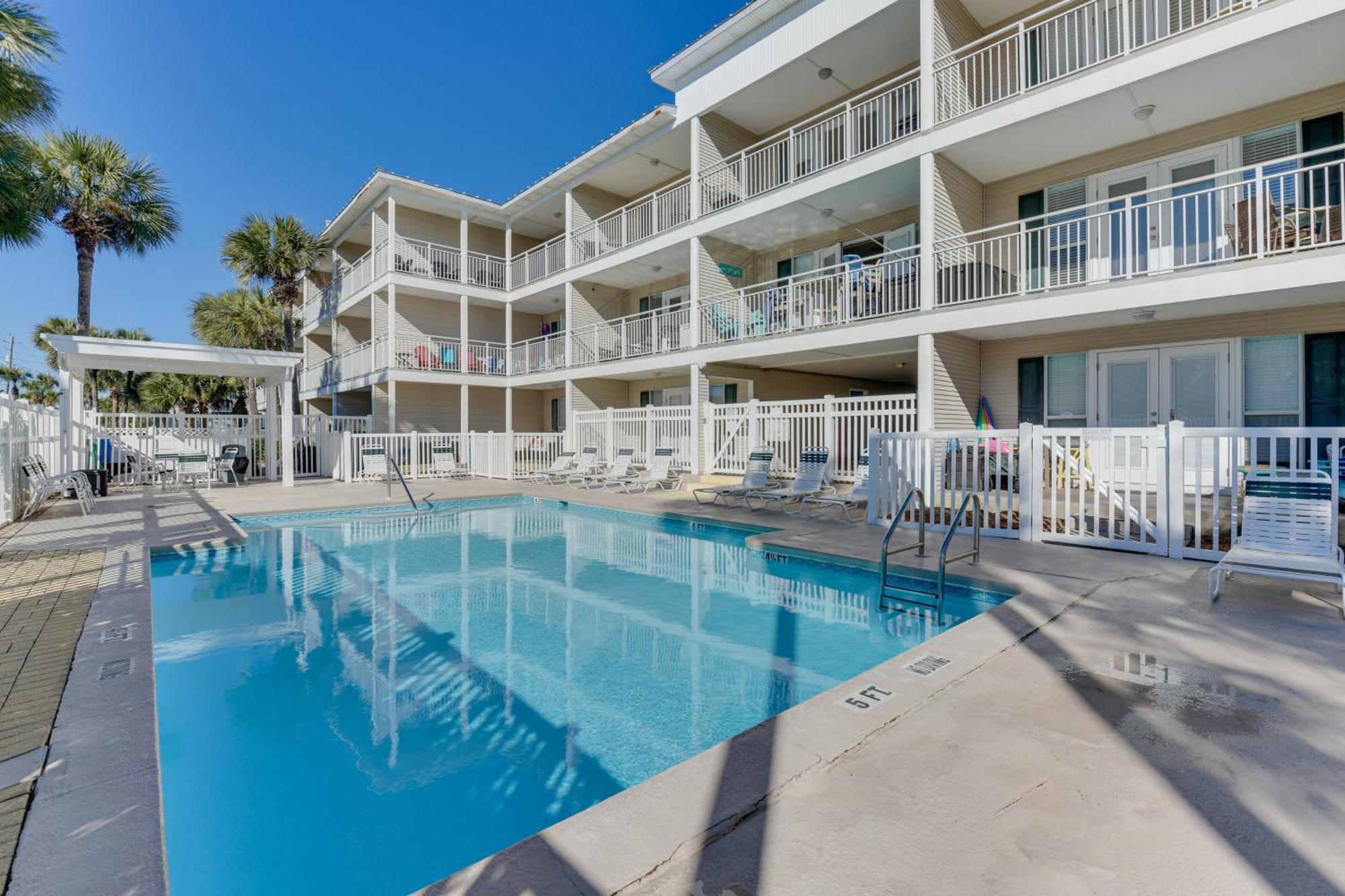 Lovely With Pool Access Walk To Beach! Apartment Destin