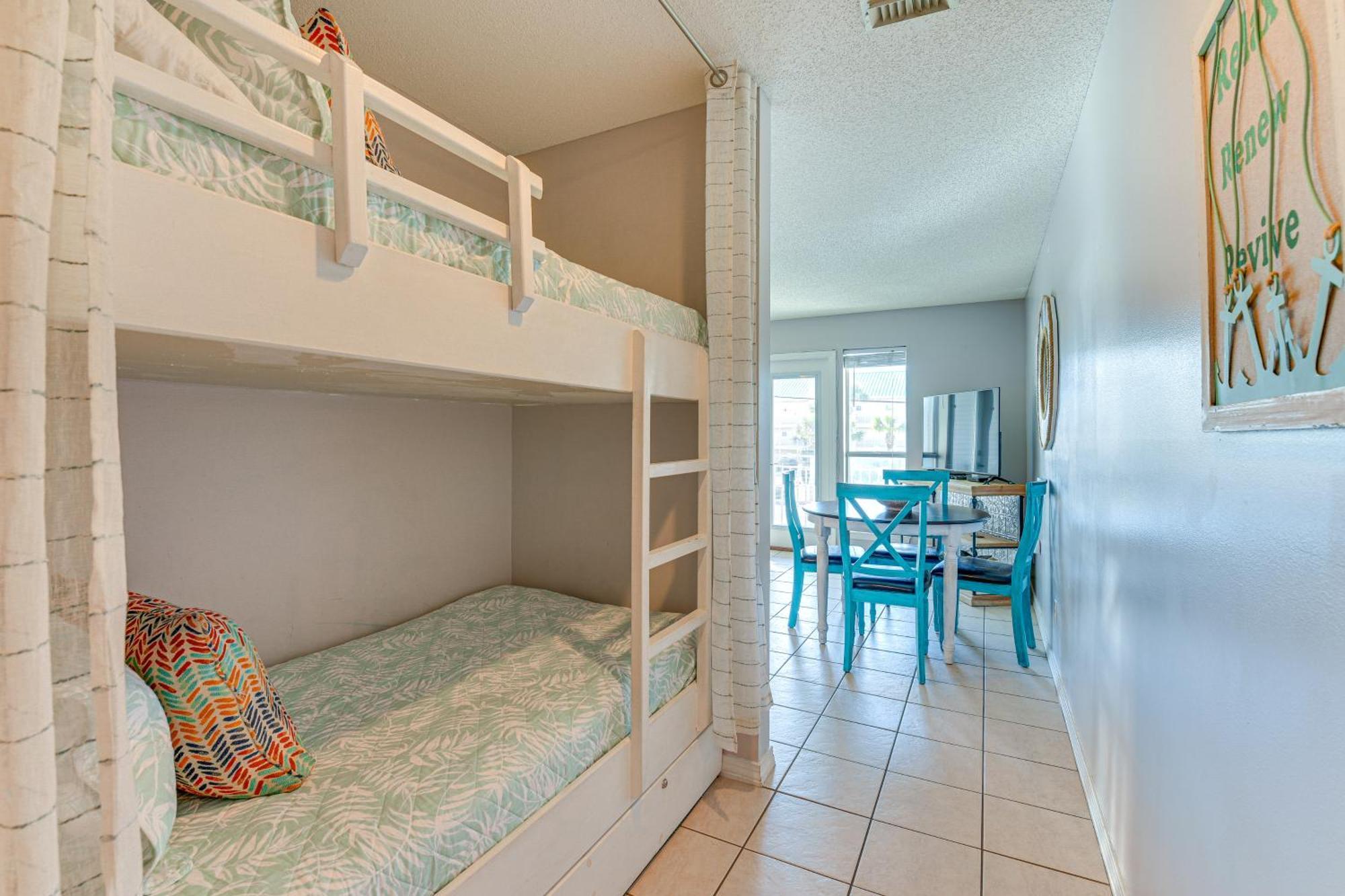 Lovely With Pool Access Walk To Beach!