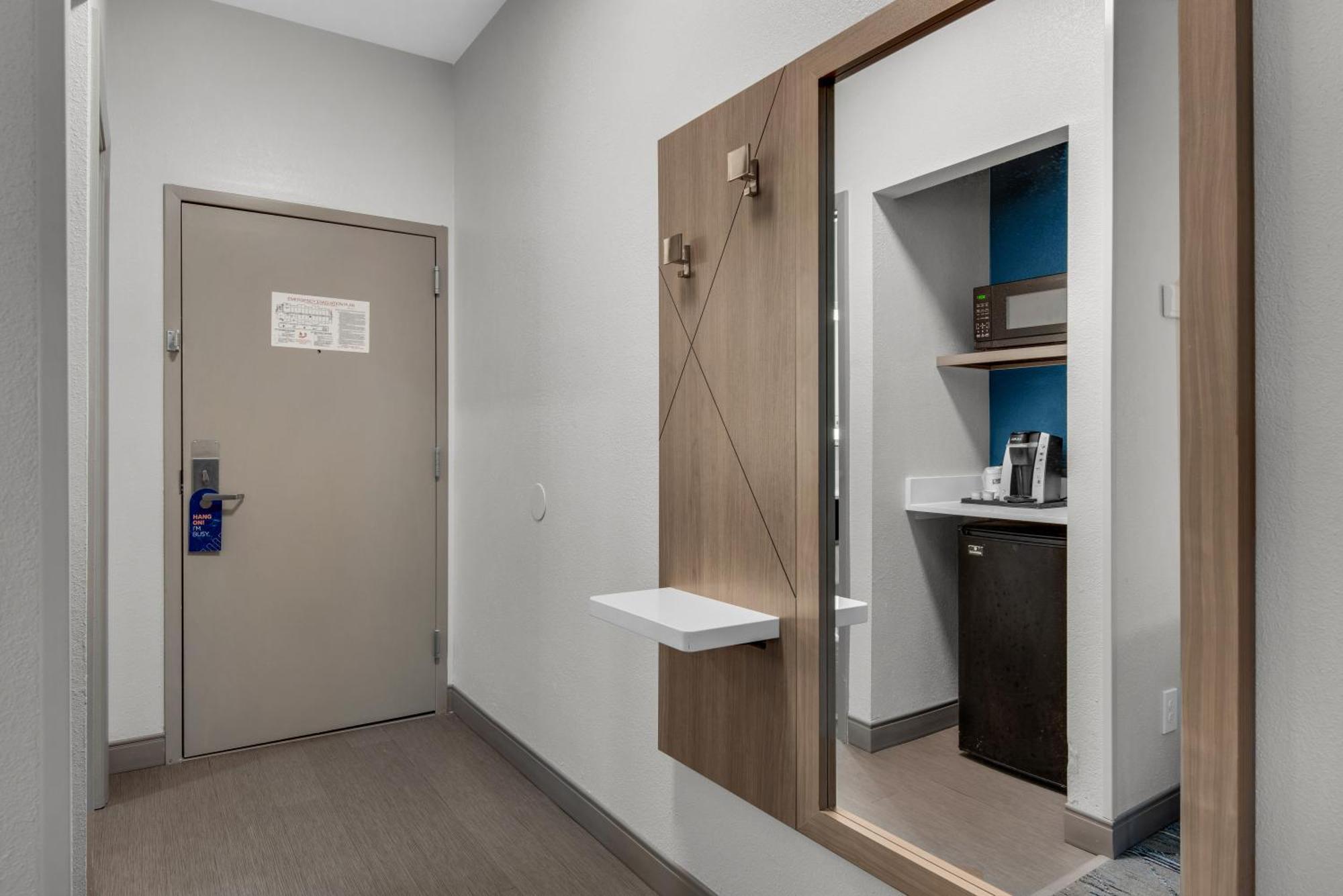 Express E - Commons Mall Area By Ihg Hotel