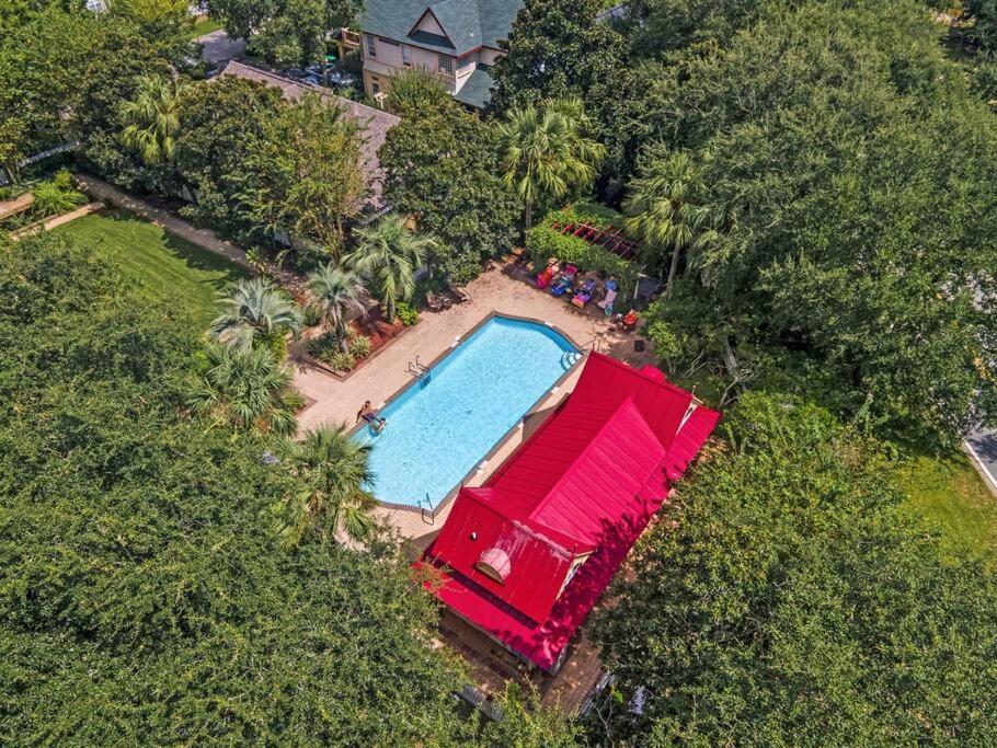 Large House 4 Bedroom 3.5 Ba 130 To Pool