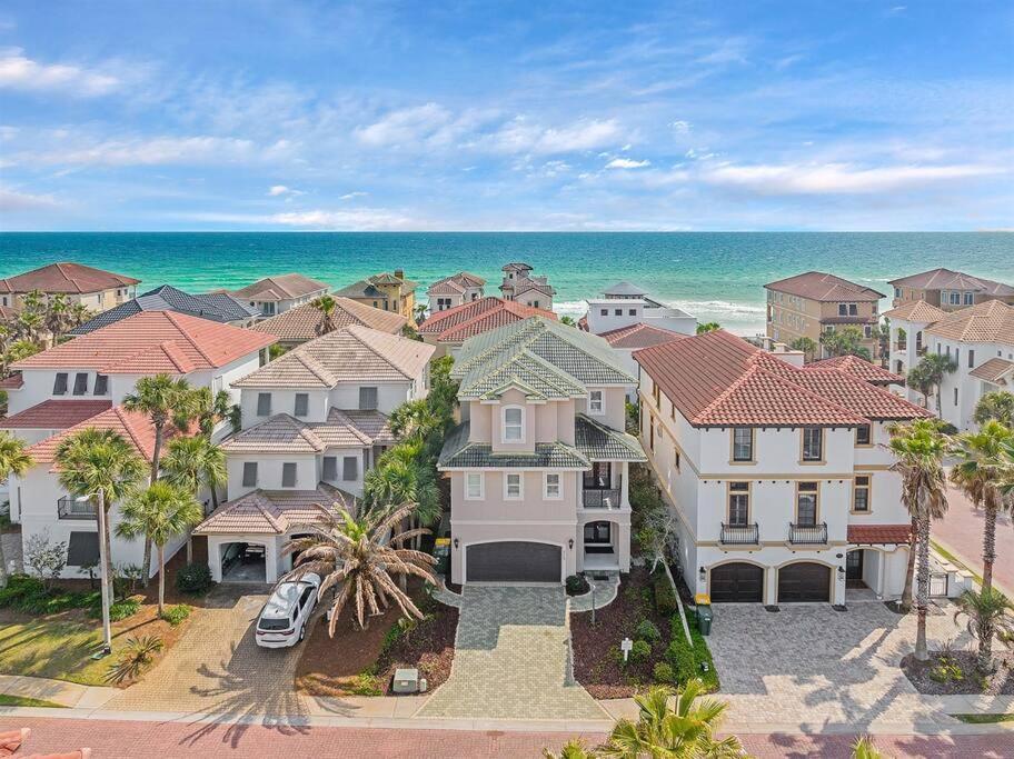 Gulf Views 6 Bedroom Elevator Community Pool Holiday home
