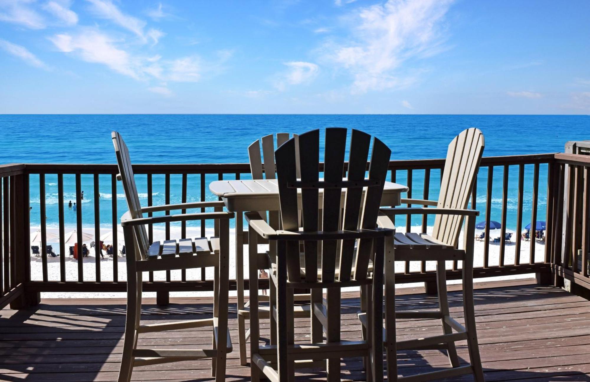 Grill Out With Private Beachfront Views! Apartment