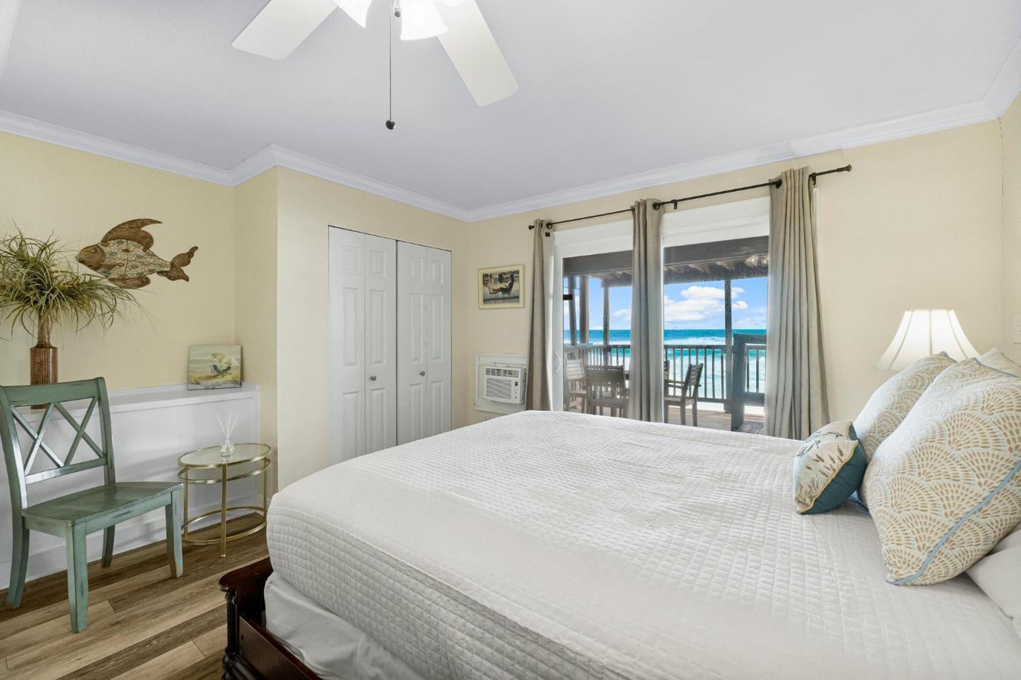 Apartment Grill Out With Private Beachfront Views! Destin