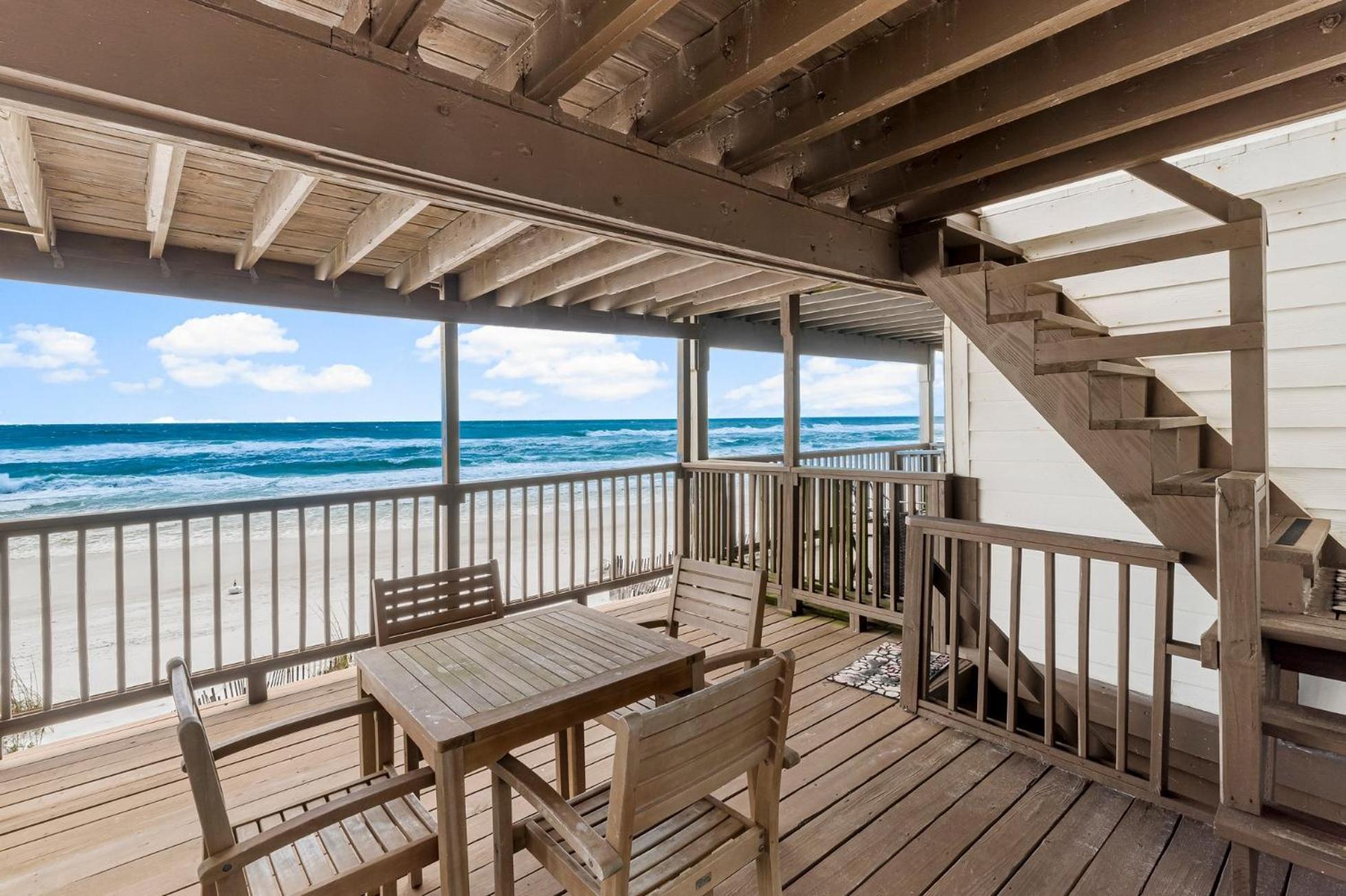 Grill Out With Private Beachfront Views! Apartment