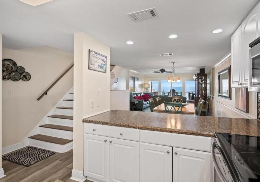 Apartment Grill Out With Private Beachfront Views! Destin