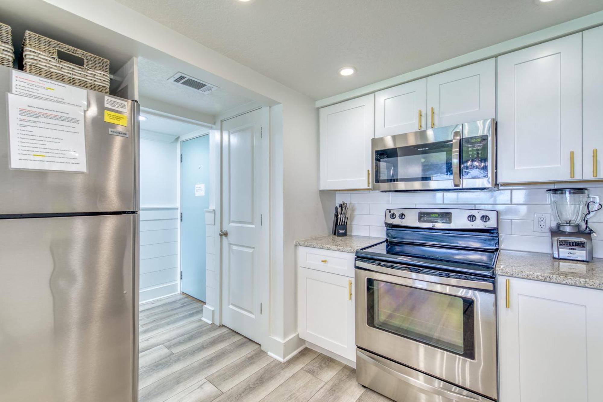 House B105 - Beachfront With Pool, Wifi, & Service Apartment *
