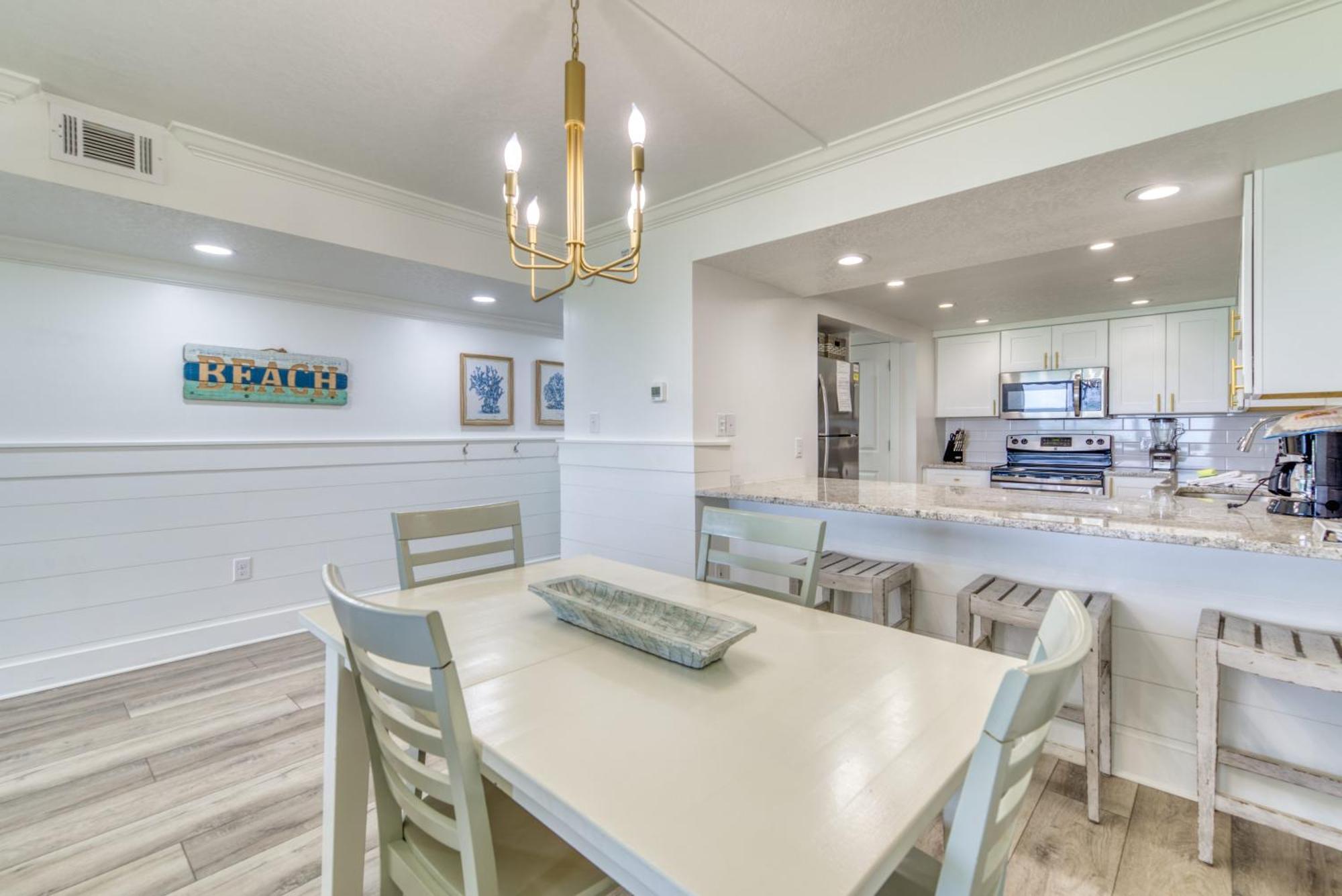 Apartment House B105 - Beachfront With Pool, Wifi, & Service Destin