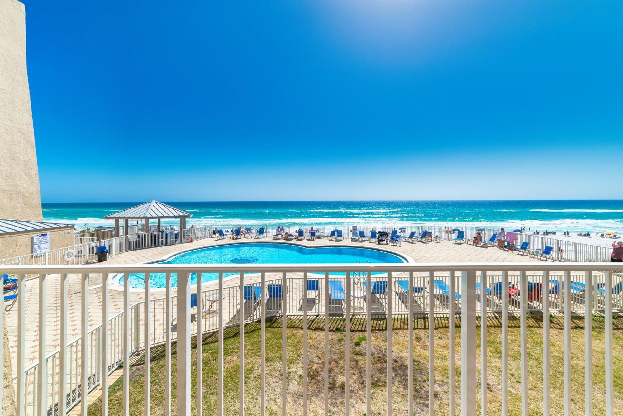 Apartment House C204 - Beachfront With Pool, Wifi, & Service *