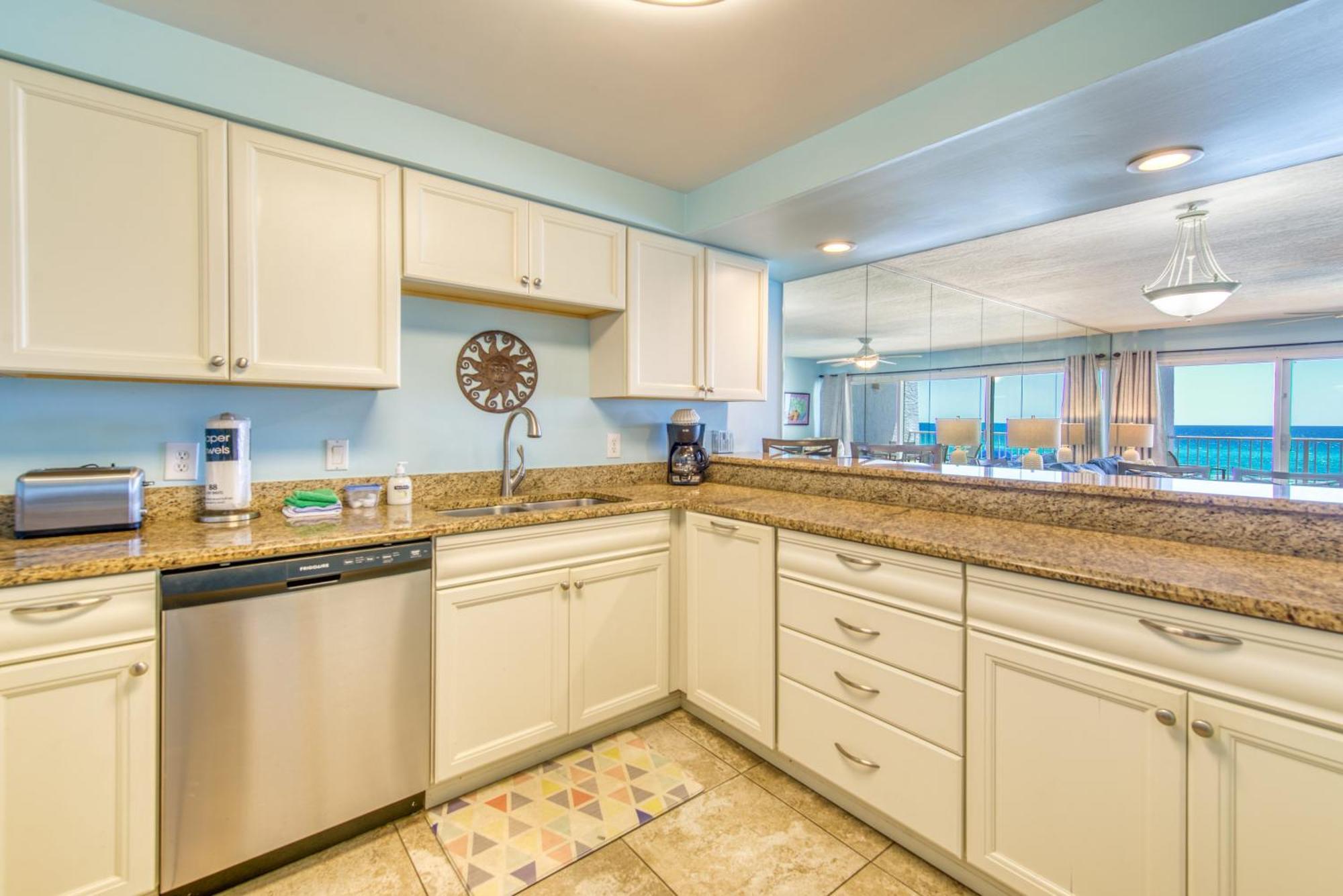 House C204 - Beachfront With Pool, Wifi, & Service