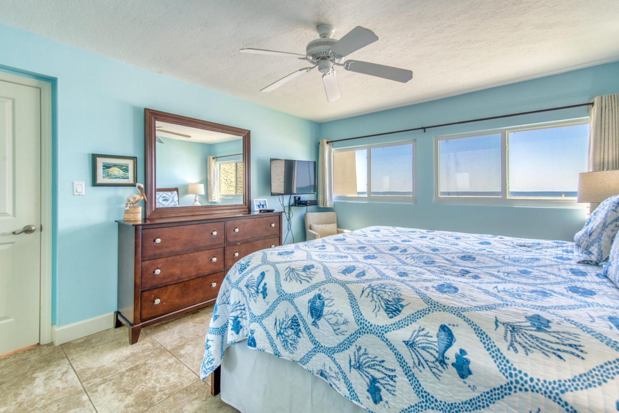 House C204 - Beachfront With Pool, Wifi, & Service Apartment