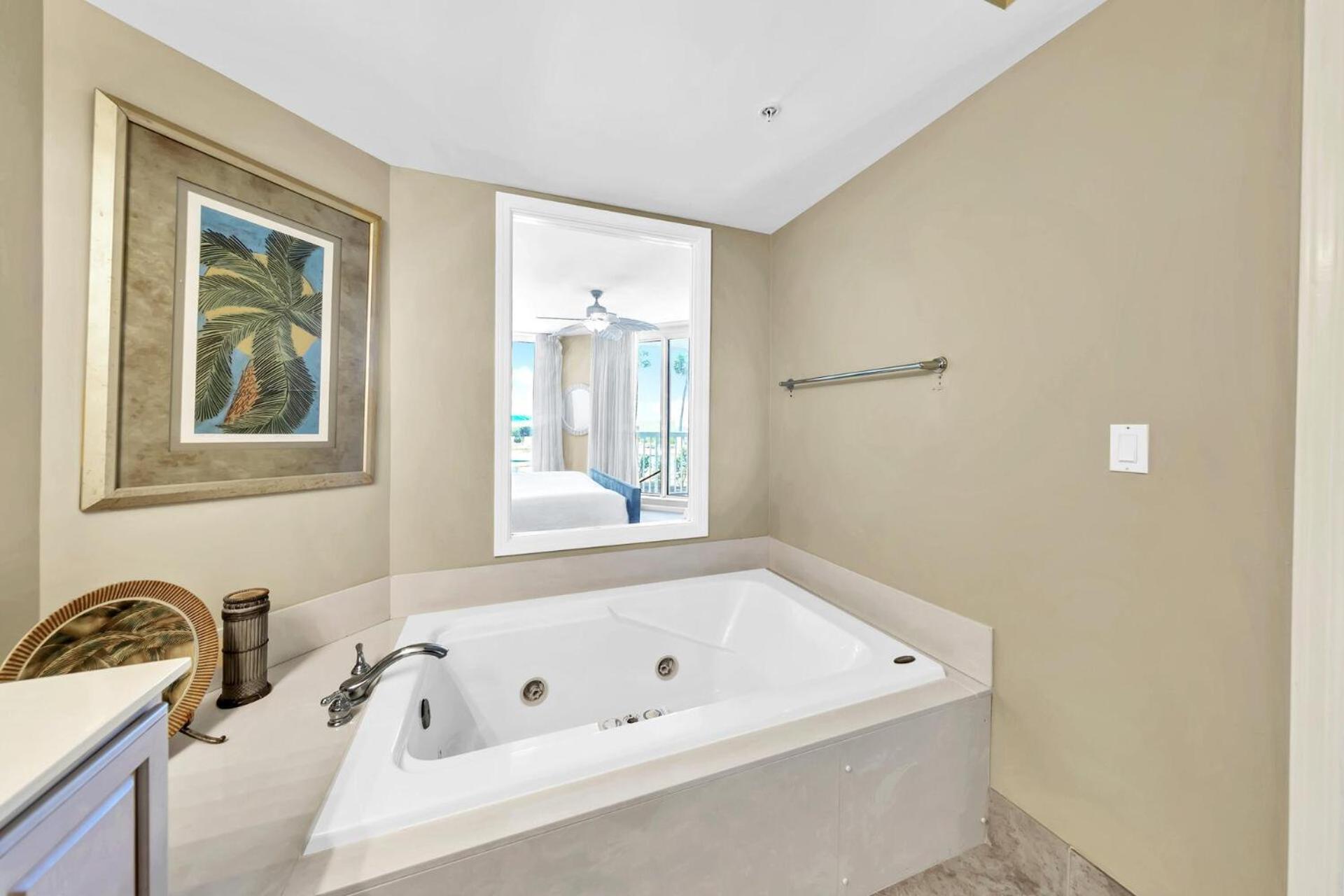 Beautiful Spacious Penthouse 2 Story Front Sleeps 12! Destin