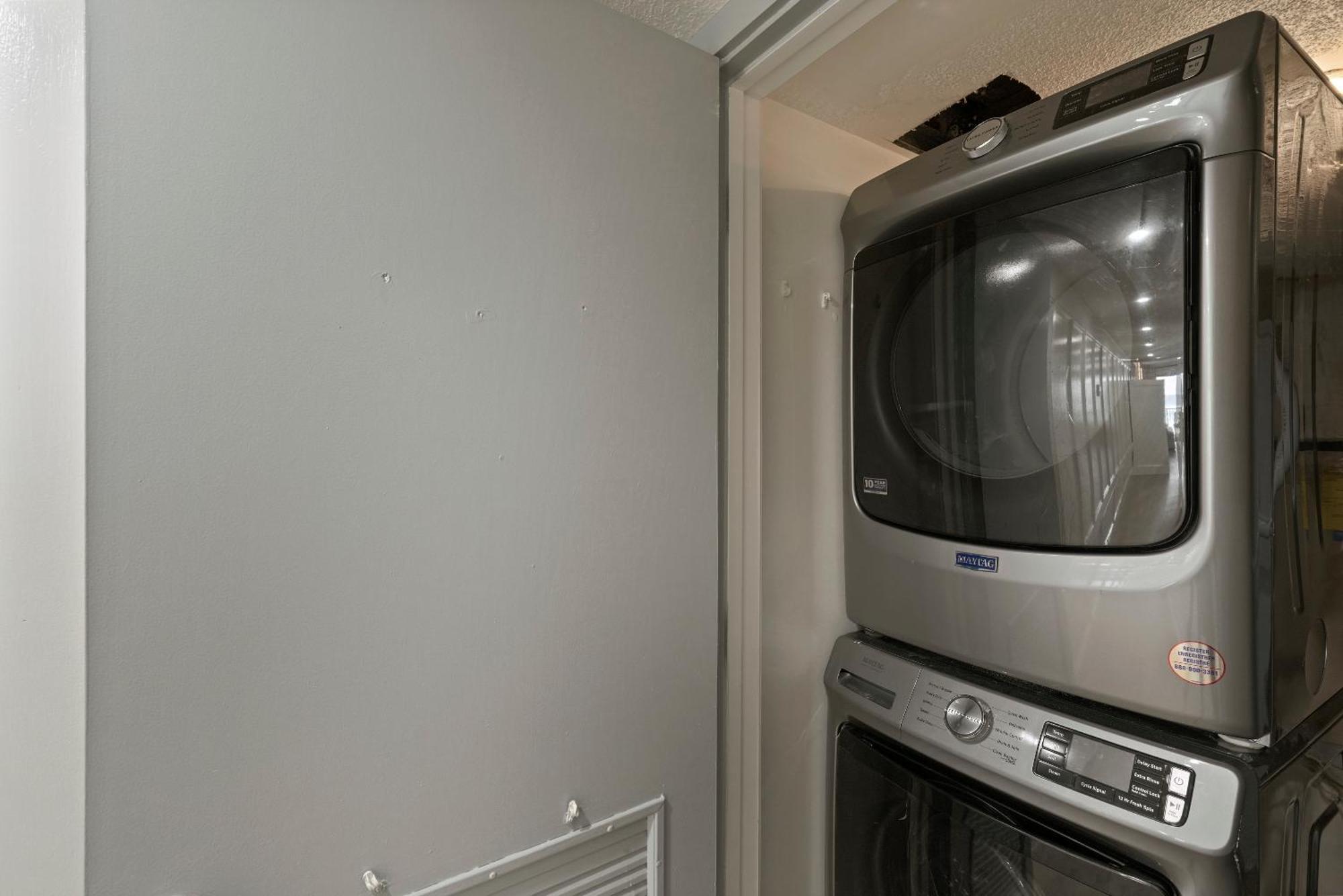 New Listing! Just Renovated! 1br 2ba Condo! *