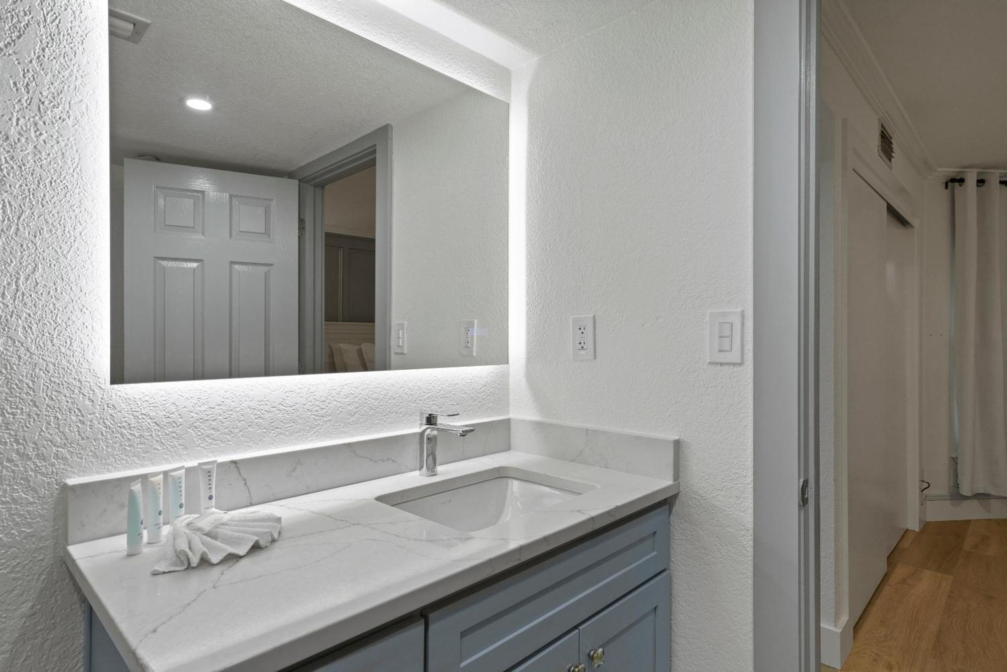 New Listing! Just Renovated! 1br 2ba Condo! Apartment Destin