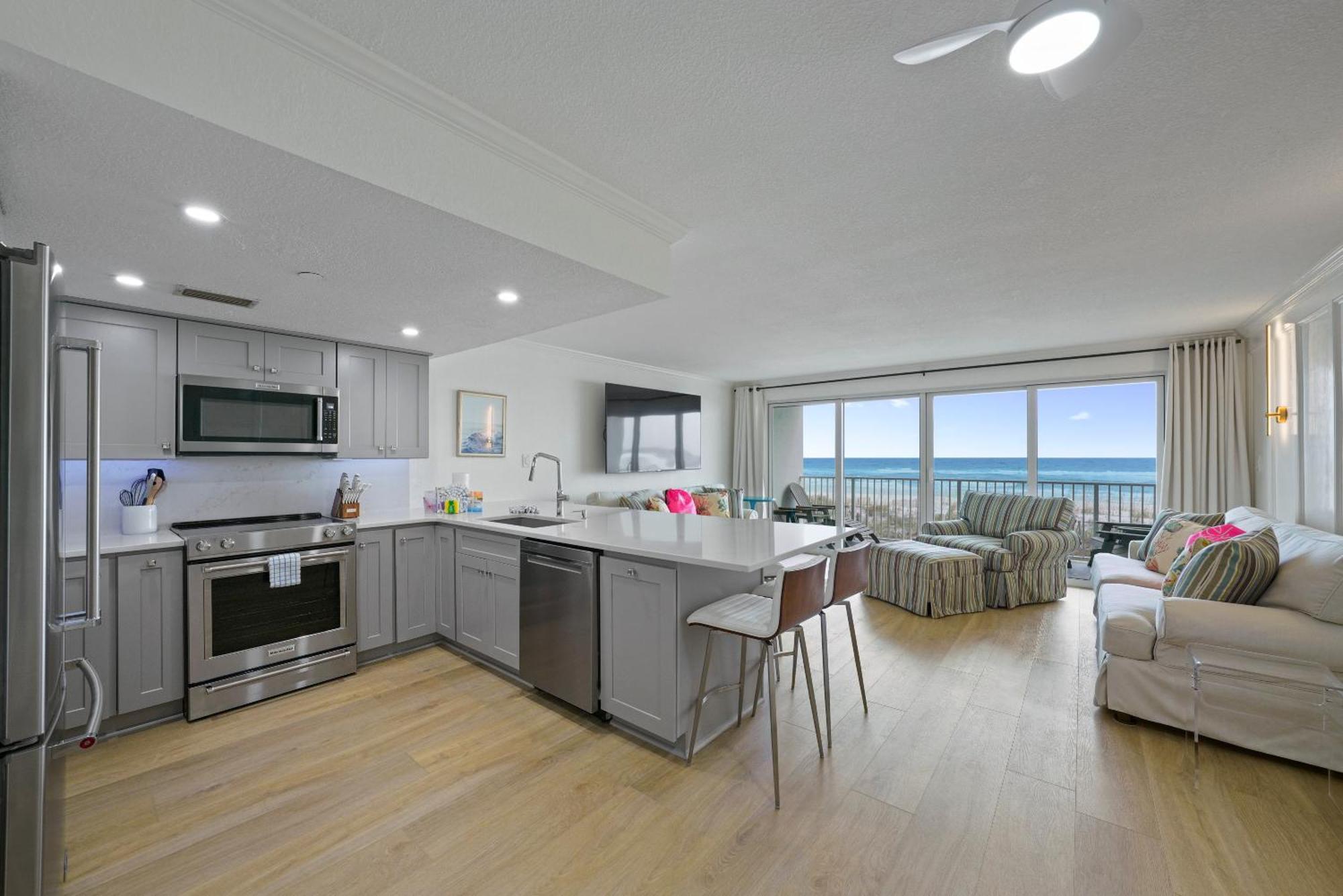 New Listing! Just Renovated! 1br 2ba Condo! *