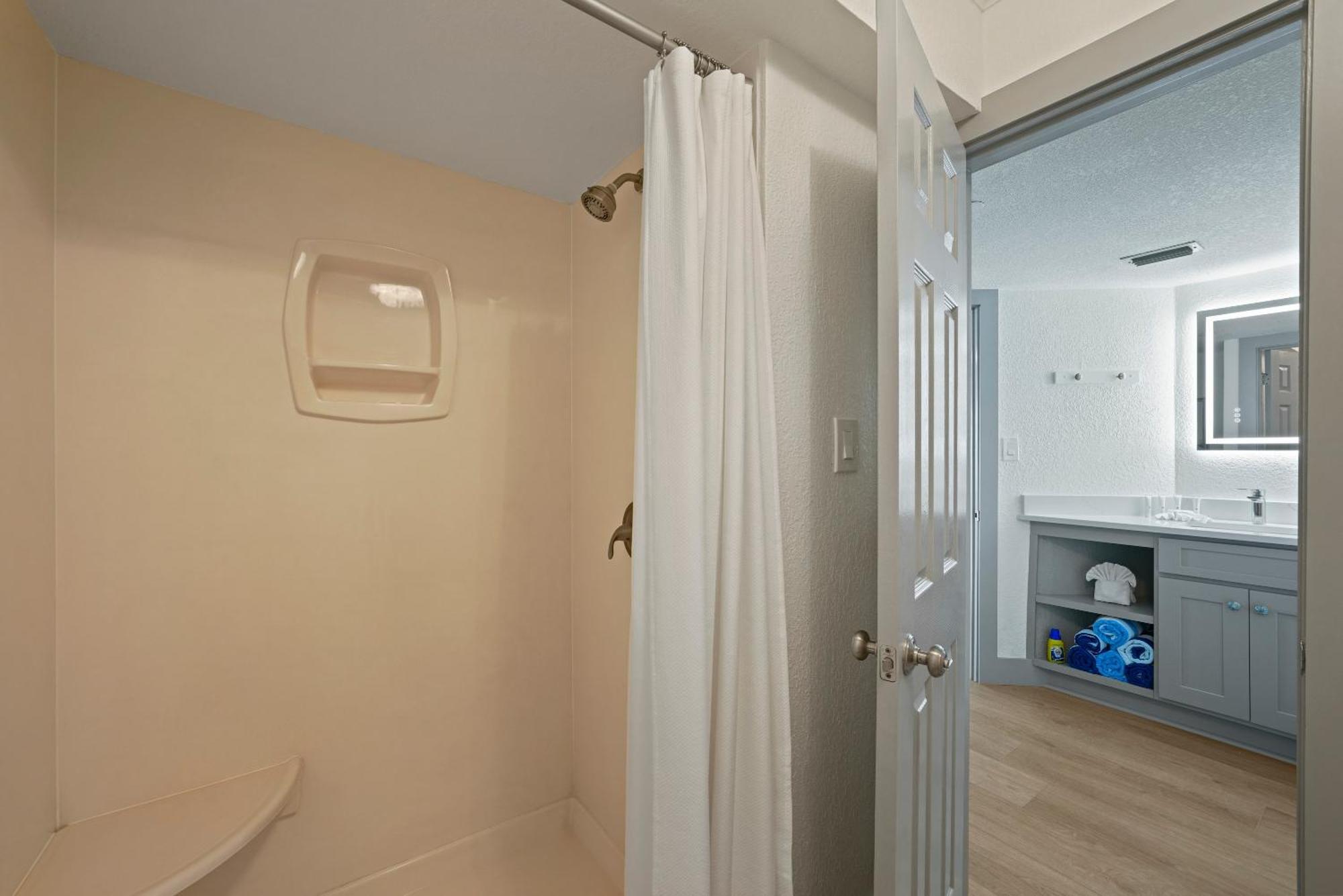 New Listing! Just Renovated! 1br 2ba Condo! Destin