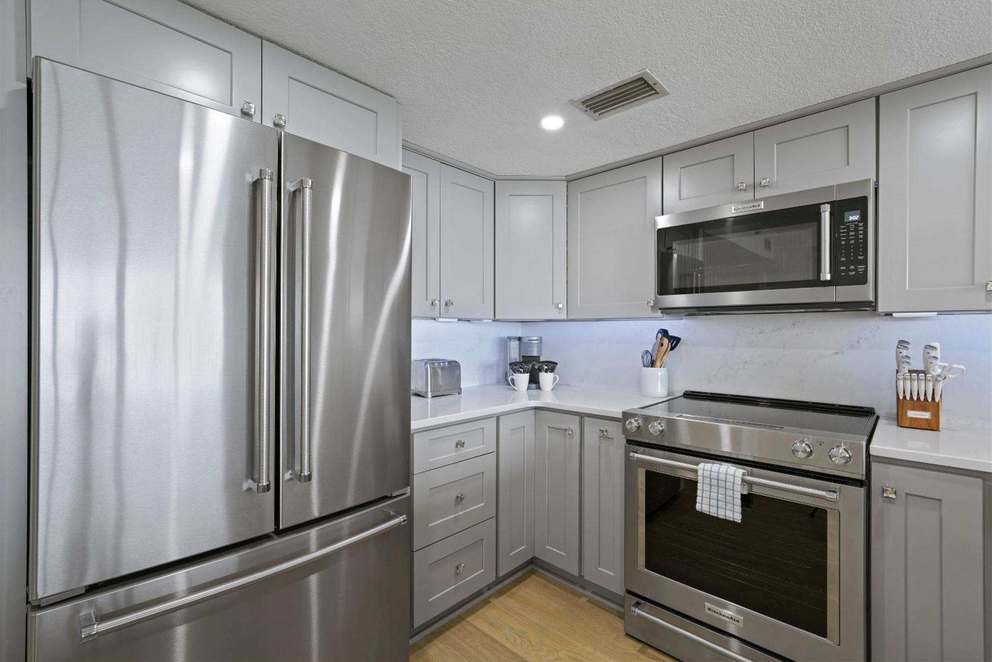 Apartment New Listing! Just Renovated! 1br 2ba Condo!