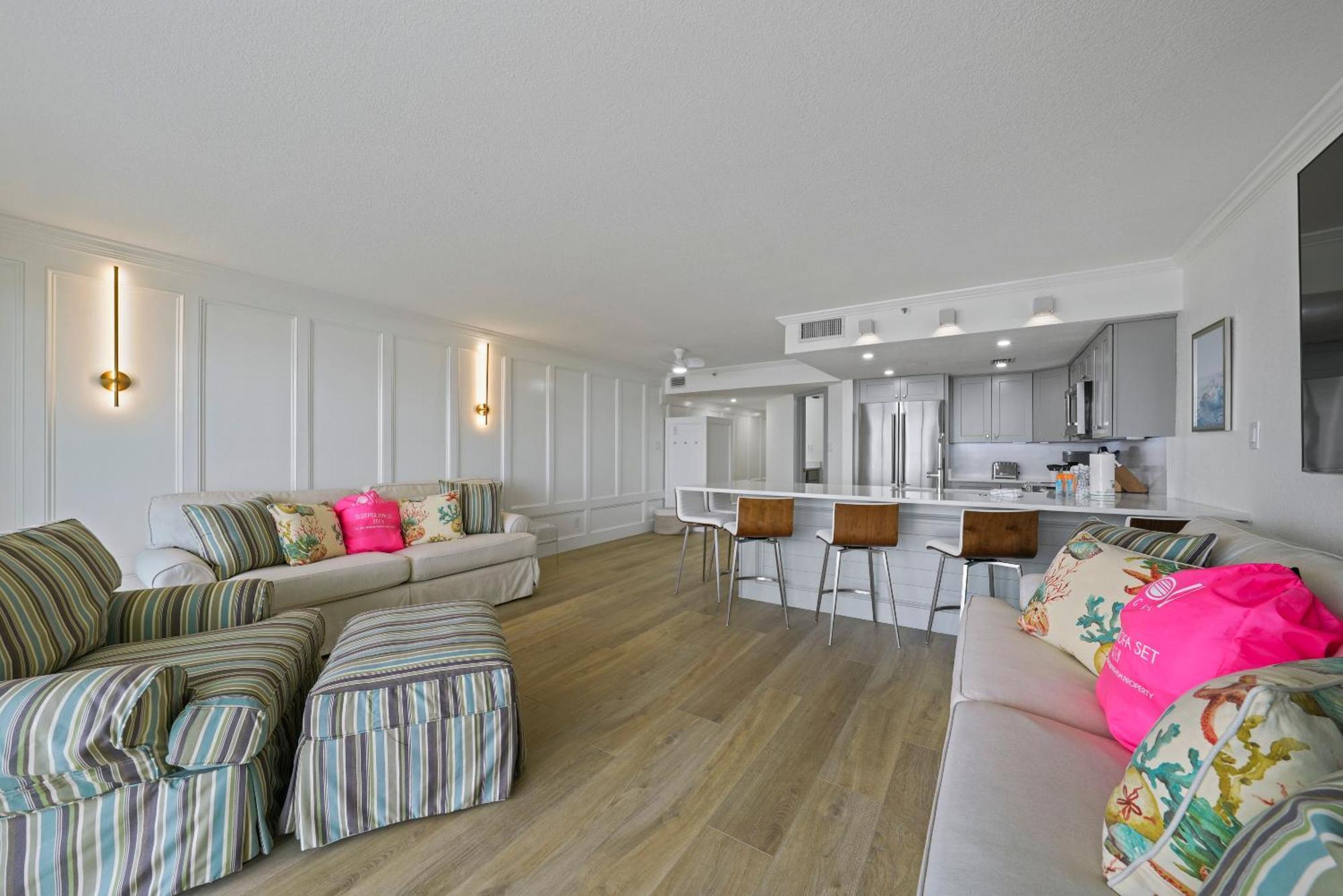 New Listing! Just Renovated! 1br 2ba Condo! *