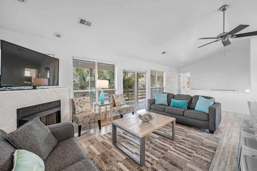 Gulf Views, Steps To Beach, Pool, Walk To Dining Holiday home *