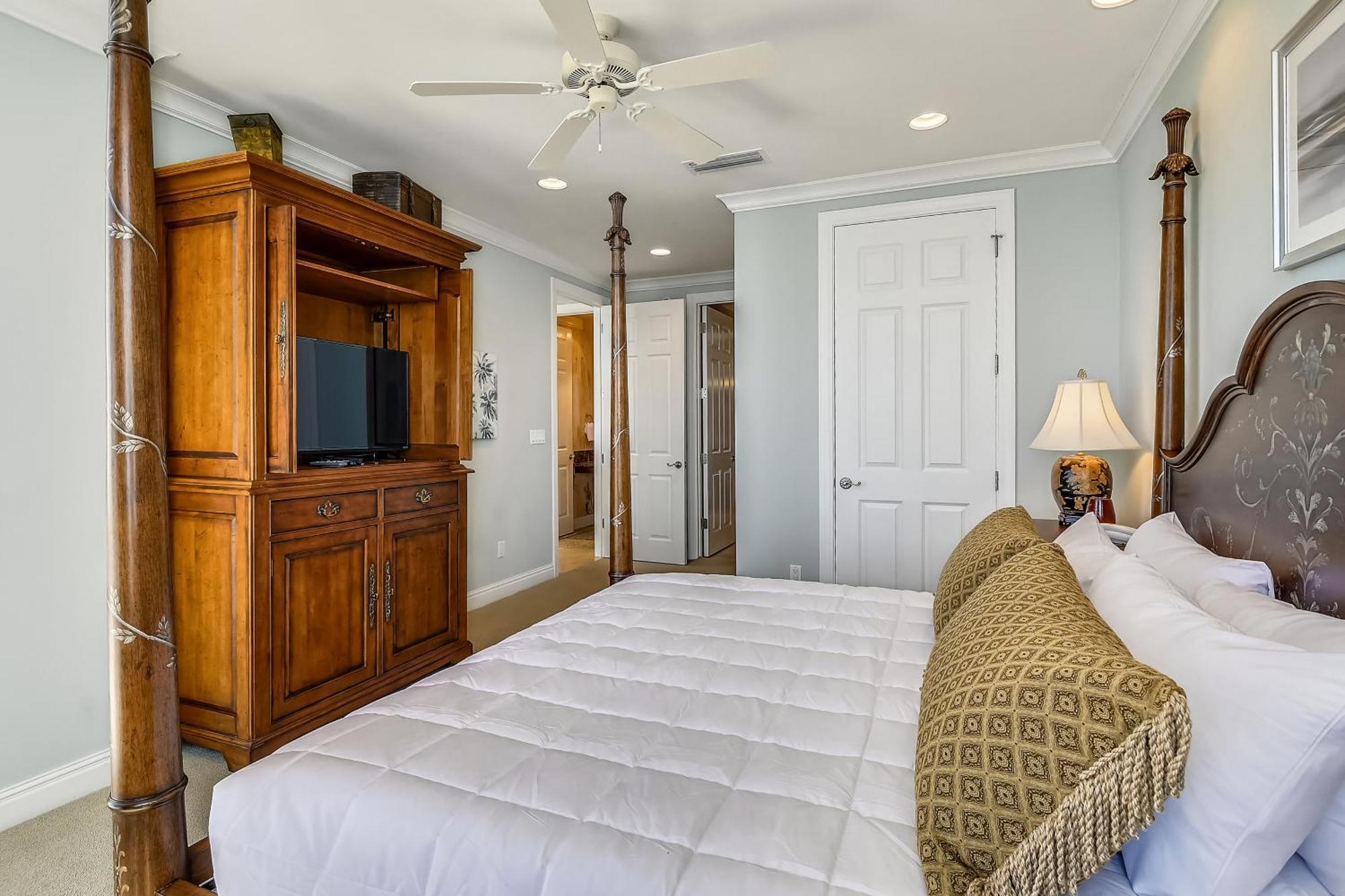Silver 1905e- By Isle Apartment *