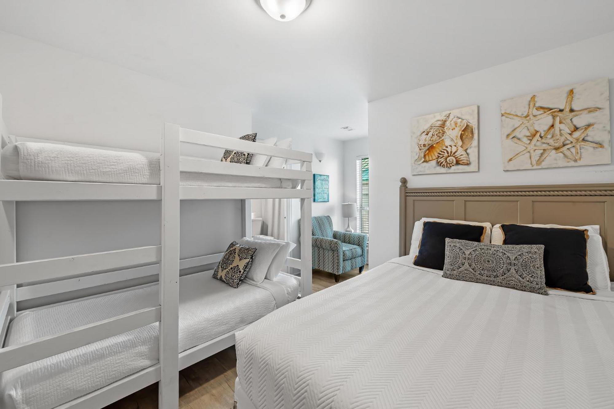 Gulf Views, Steps To Beach, Pool, Walk To Dining