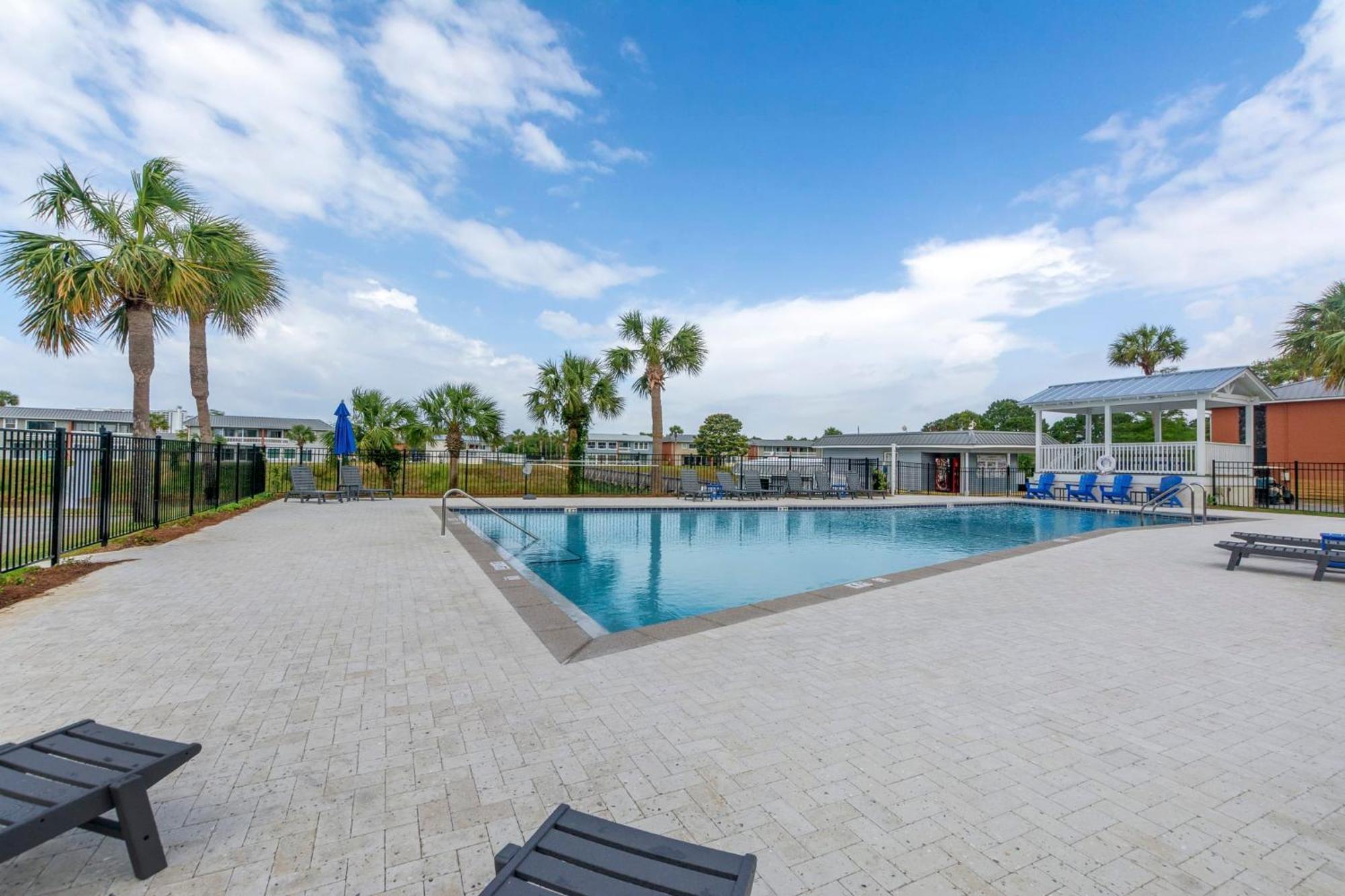 Emerald Escape Peekaboo View 3 Pools Holiday home