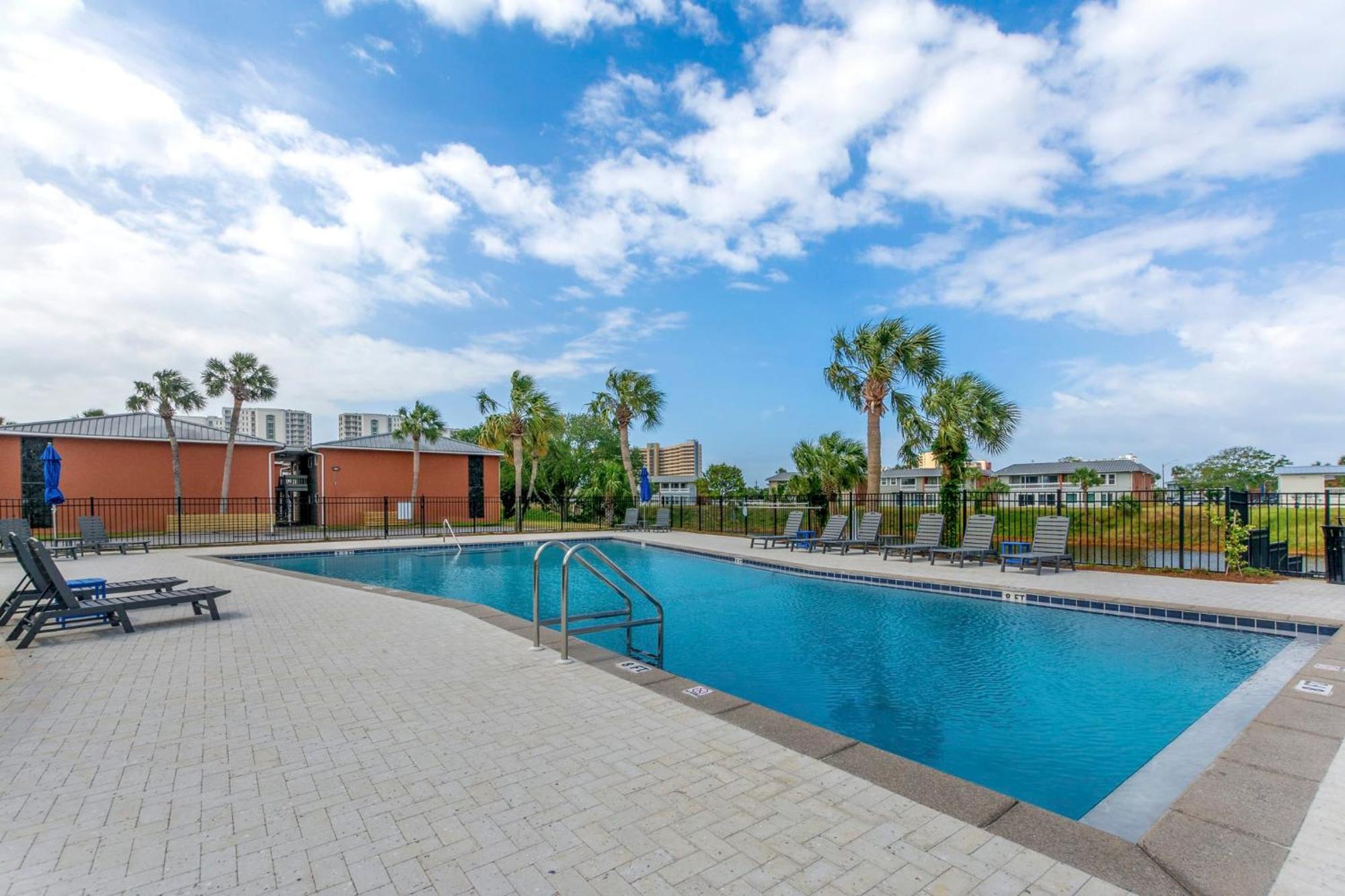 Emerald Escape Peekaboo View 3 Pools Holiday home
