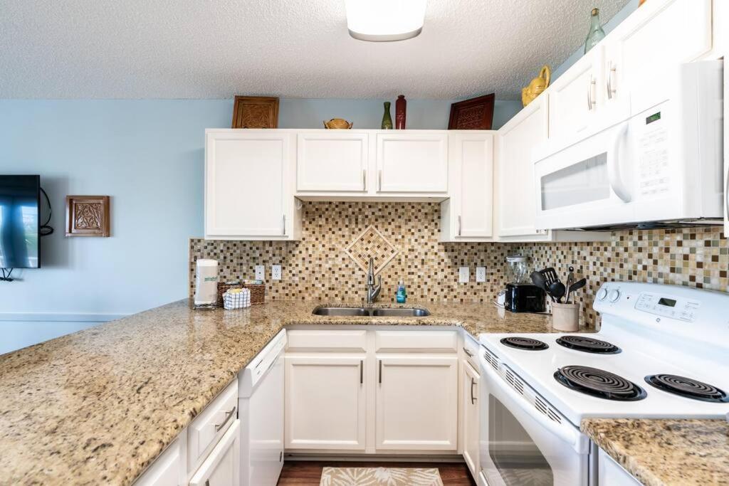 Gulf View, Easy Access, Heated Pool, Hot Tub Apartment