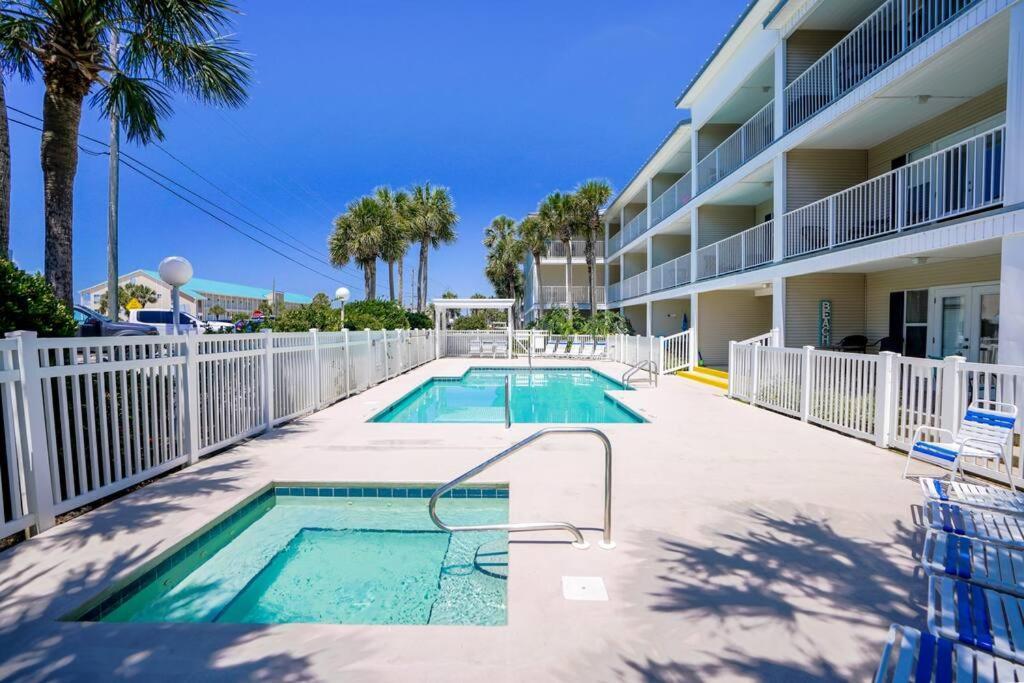 Gulf View, Easy Access, Heated Pool, Hot Tub Apartment Destin