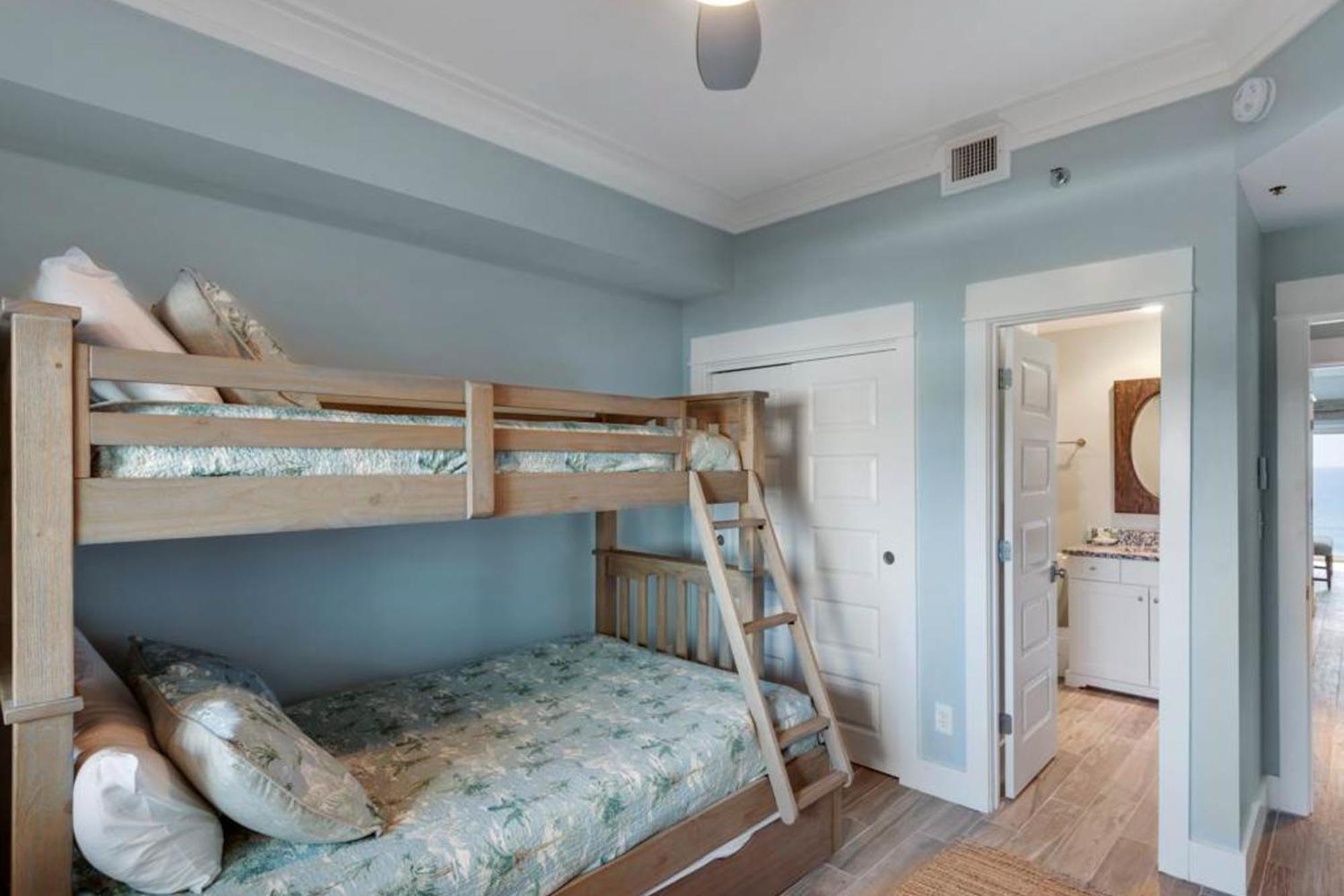 Tops'l Manor 612 *