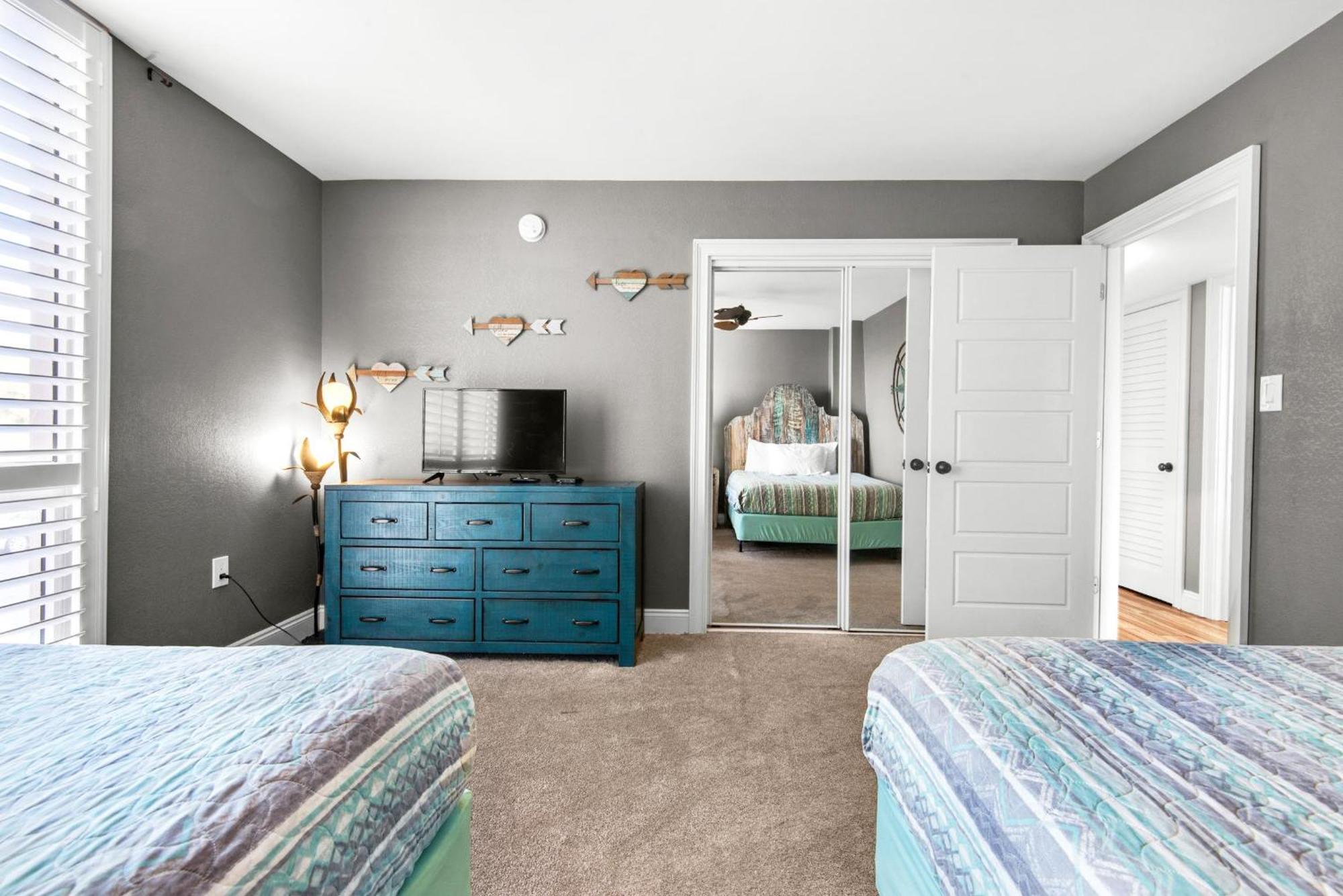 Shoreline Towers 3021 Apartment