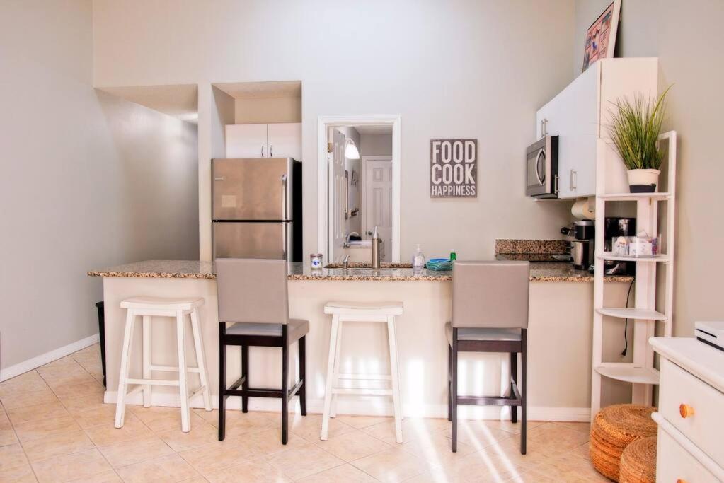 Apartment Private With Seasonal Chair Service And Heated Pool