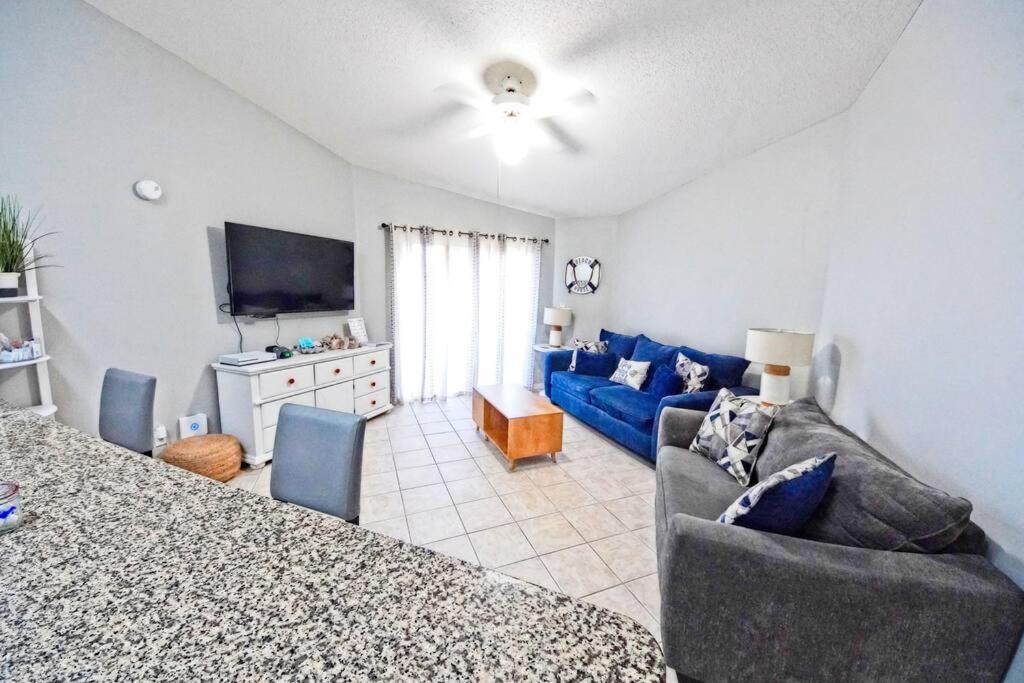 Private With Seasonal Chair Service And Heated Pool Apartment *