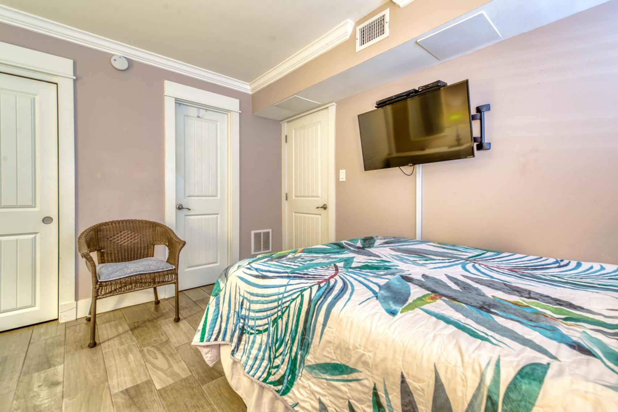 House B101 - Beachfront With Pool, Wifi, & Service Apartment *
