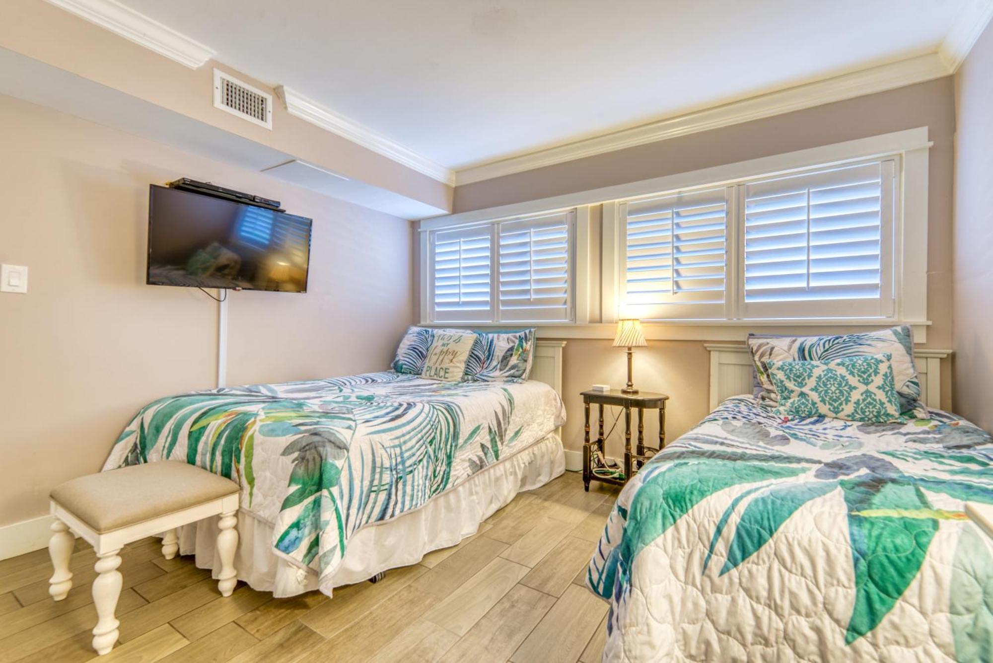 Apartment House B101 - Beachfront With Pool, Wifi, & Service
