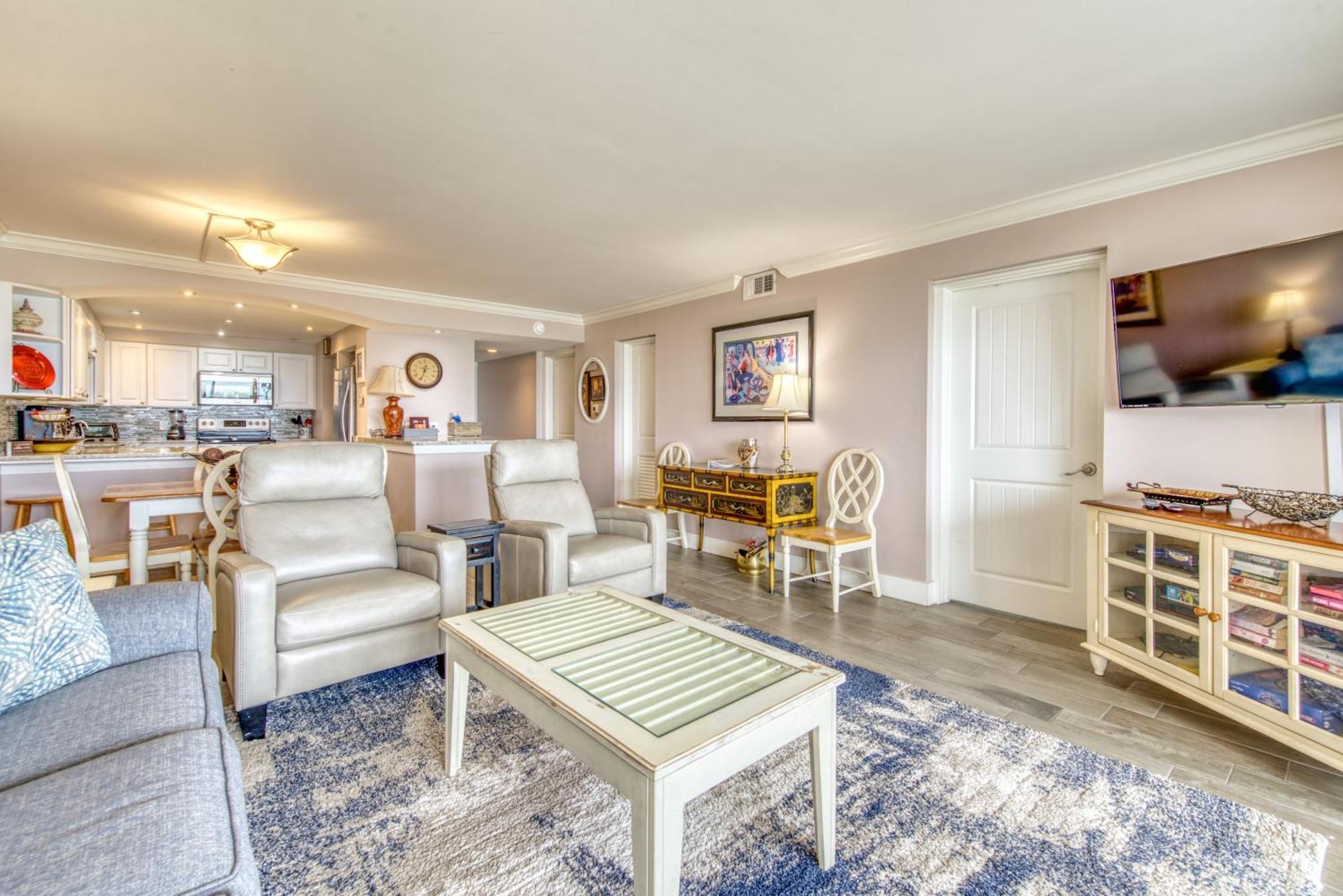 House B101 - Beachfront With Pool, Wifi, & Service