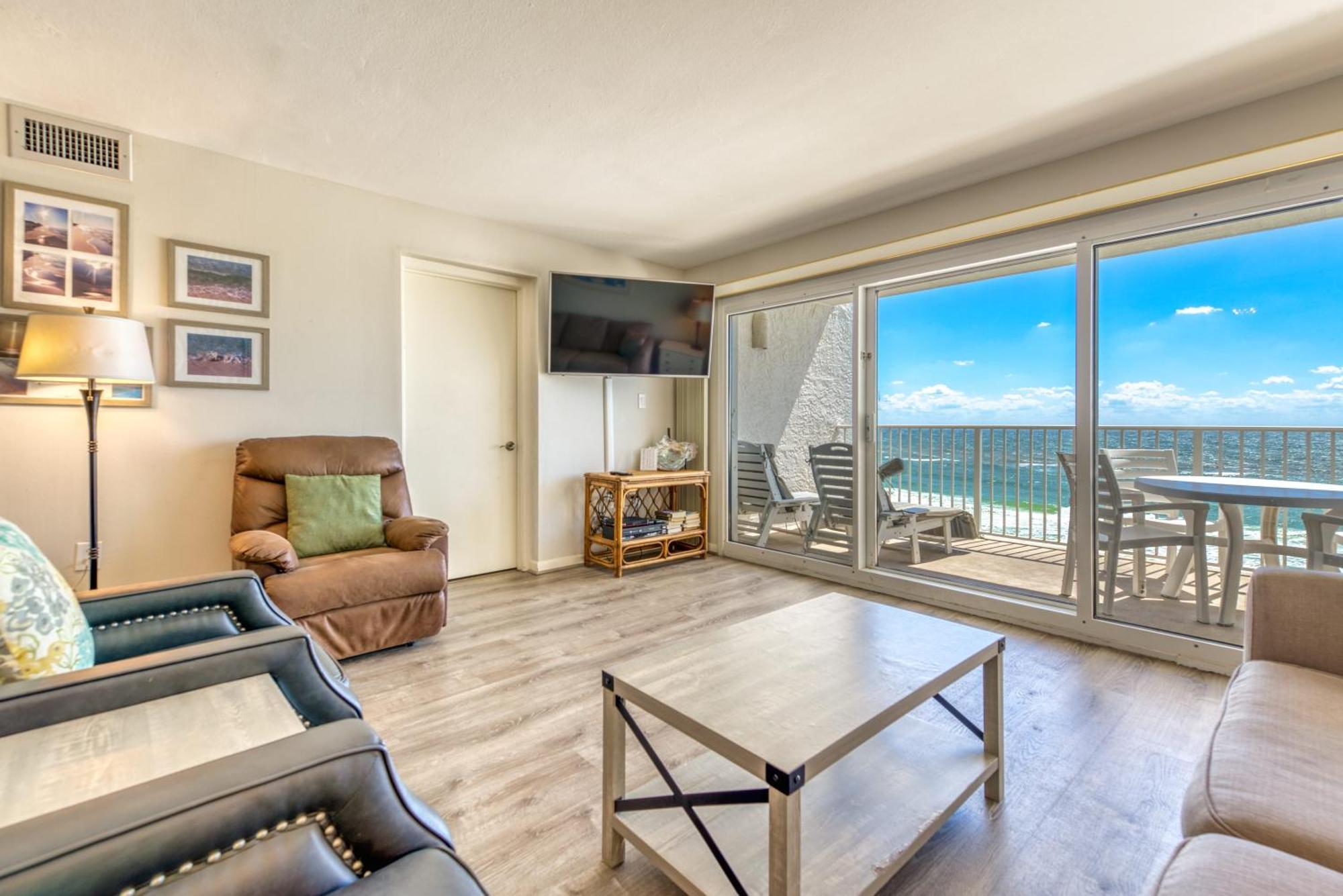 Apartment House B402 - Beachfront With Pool, Wifi, & Service