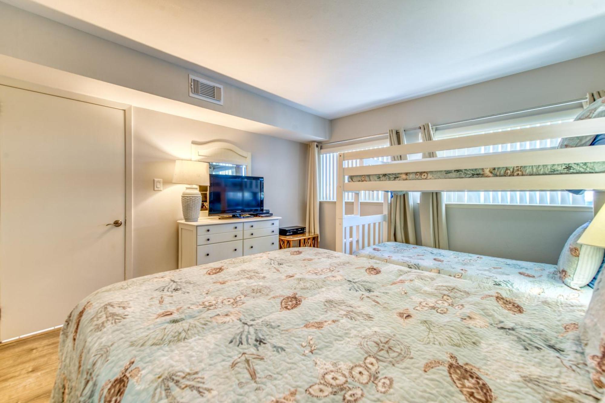 Apartment House B402 - Beachfront With Pool, Wifi, & Service Destin