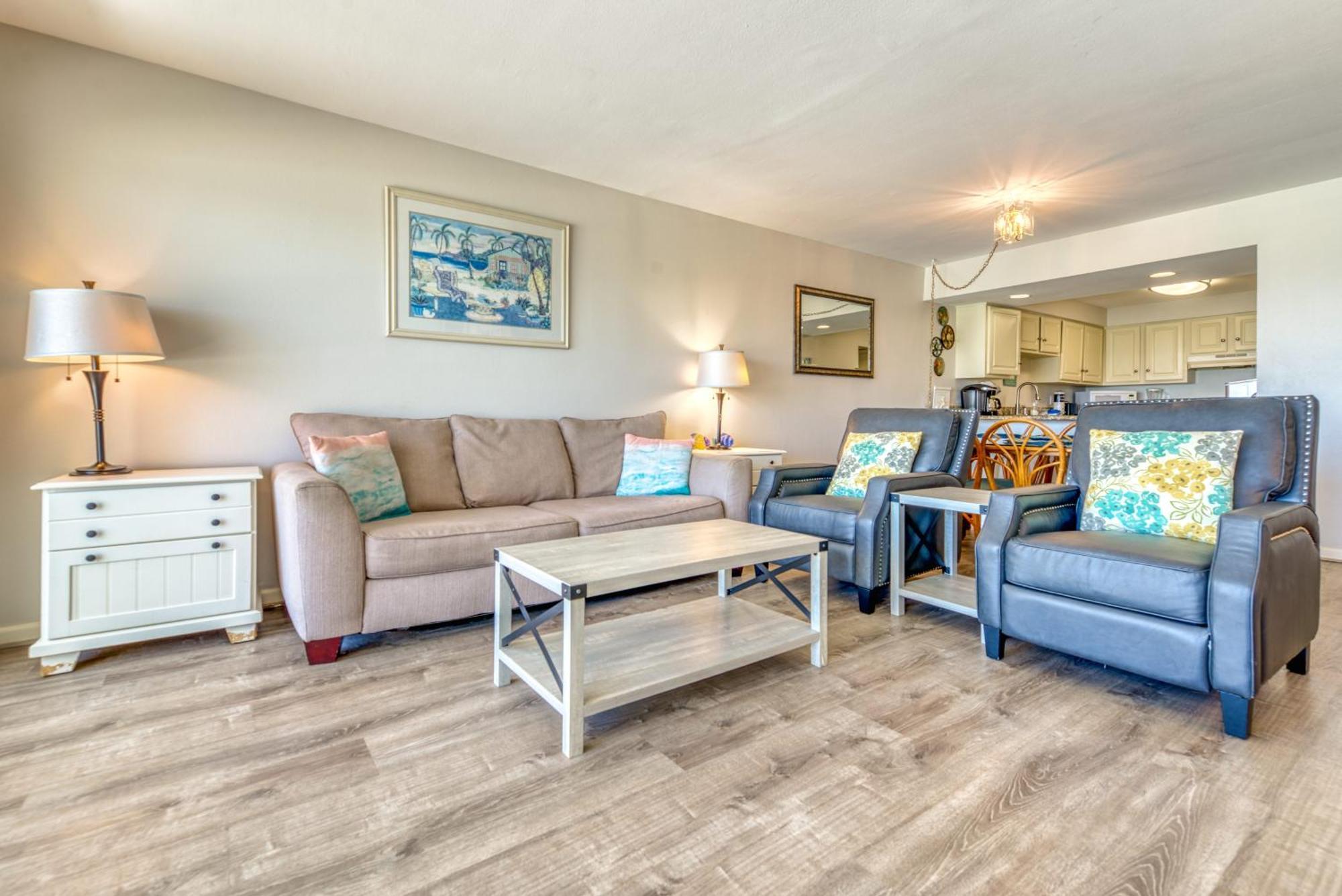 House B402 - Beachfront With Pool, Wifi, & Service Apartment