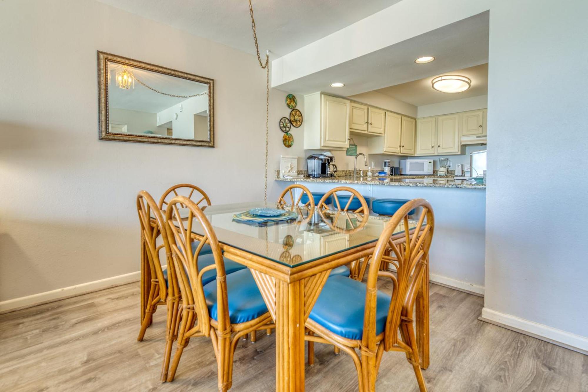 Apartment House B402 - Beachfront With Pool, Wifi, & Service