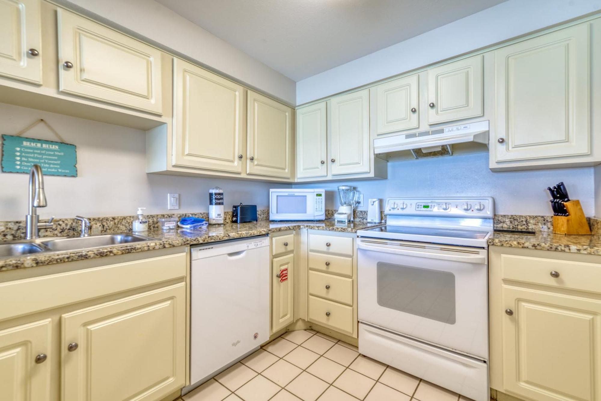 Apartment House B402 - Beachfront With Pool, Wifi, & Service Destin